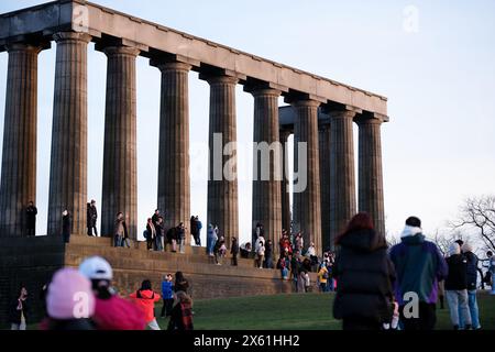 Edinburgh Schottland: 13. Februar 2024: Touristen genießen den Aussichtspunkt Carlton Hill bei Sonnenuntergang. Skyline von Edinburgh Stockfoto