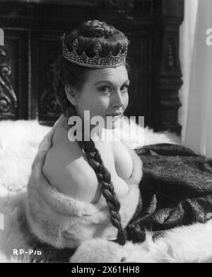 Ein Publicity-Porträt der britischen Schauspielerin HAZEL COURT als Juliana in DER MASKE DES ROTEN TODES 1964 Regisseur ROGER CORMAN Story EDGAR ALLAN PoE fotografiert von NICOLAS ROEG Anglo Amalgamated / Warner-Pathe Stockfoto