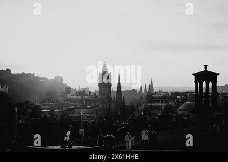 Edinburgh Schottland: 13. Februar 2024: Touristen genießen den Aussichtspunkt Carlton Hill bei Sonnenuntergang. Skyline von Edinburgh Stockfoto