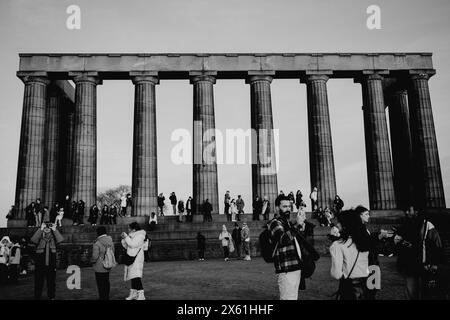 Edinburgh Schottland: 13. Februar 2024: Touristen genießen den Aussichtspunkt Carlton Hill bei Sonnenuntergang. Skyline von Edinburgh Stockfoto