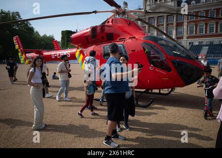 Nach der Landung auf der Horse Guards Parade im Zentrum Londons versammeln sich Menschenmassen um den Londoner Luftwagen. Stockfoto