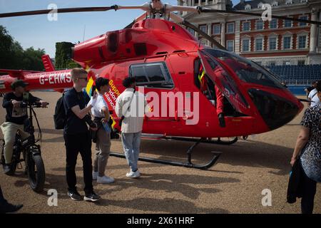 Nach der Landung auf der Horse Guards Parade im Zentrum Londons versammeln sich Menschenmassen um den Londoner Luftwagen. Stockfoto