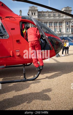 Nach der Landung auf der Horse Guards Parade im Zentrum Londons versammeln sich Menschenmassen um den Londoner Luftwagen. Stockfoto