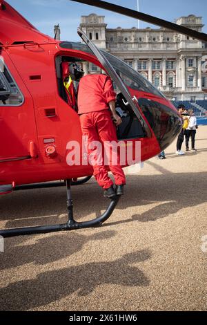 Nach der Landung auf der Horse Guards Parade im Zentrum Londons versammeln sich Menschenmassen um den Londoner Luftwagen. Stockfoto