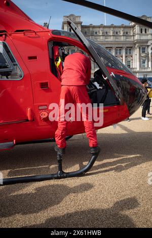 Nach der Landung auf der Horse Guards Parade im Zentrum Londons versammeln sich Menschenmassen um den Londoner Luftwagen. Stockfoto