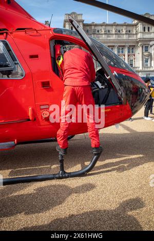 Nach der Landung auf der Horse Guards Parade im Zentrum Londons versammeln sich Menschenmassen um den Londoner Luftwagen. Stockfoto