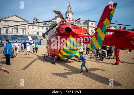 Nach der Landung auf der Horse Guards Parade im Zentrum Londons versammeln sich Menschenmassen um den Londoner Luftwagen. Stockfoto