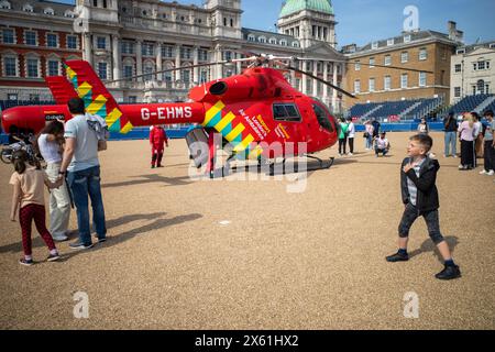 Nach der Landung auf der Horse Guards Parade im Zentrum Londons versammeln sich Menschenmassen um den Londoner Luftwagen. Stockfoto