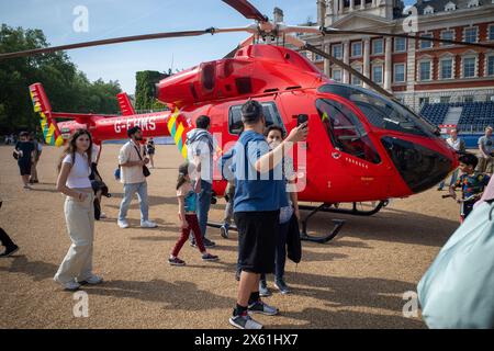 Nach der Landung auf der Horse Guards Parade im Zentrum Londons versammeln sich Menschenmassen um den Londoner Luftwagen. Stockfoto