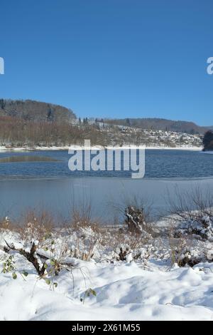 Winter in der Lingesetalsperre im Sauerland in der Nähe von Marienheide und Kierspe Stockfoto