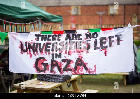 Leeds, Großbritannien. MAI 2024. Auf dem Schild steht "es gibt keine Universitäten mehr in Gaza", das sich im Pro-Palästina-Lager bei der Besetzung der Leeds-Universität befindet. Credit Milo Chandler/Alamy Live News Stockfoto