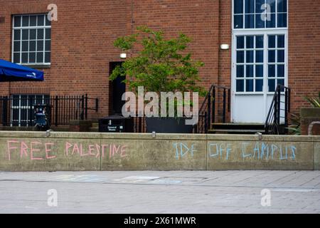 Leeds, Großbritannien. MAI 2024. Kreidebotschaften lauteten „Free Palestine“ und „IDF off Campus“ außerhalb des Pro Palestine Camps an der Besatzung der Leeds University. Credit Milo Chandler/Alamy Live News Stockfoto