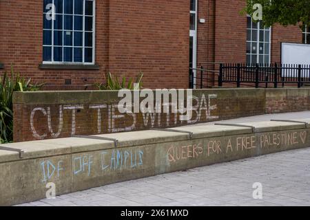 Leeds, Großbritannien. MAI 2024. Kreidebotschaften lauteten: „Cut Bandes with BAE“, Queers for a free palestine“ und „IDF off Campus“ außerhalb des Pro Palestine Camps an der Besatzung der Leeds University. Credit Milo Chandler/Alamy Live News Stockfoto