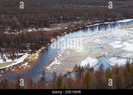 Der Beginn der Eisdrift auf dem Chulman River in Süd-Jakutien, Russland. Mai 2024 Stockfoto