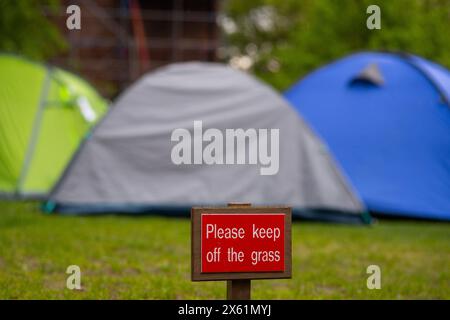 Leeds, Großbritannien. MAI 2024. Zelte hinter dem Schild „Bitte halten Sie sich vom Gras fern“ im Pro Palestine Camp und Besetzung der Leeds University. Credit Milo Chandler/Alamy Live News Stockfoto