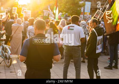 Leeds, Großbritannien. MAI 2024. Die Sicherheitsleute der Universität beobachten eine abendliche Demonstration von Pro-Palästina-Aktivisten, die sich bei der Besetzung des Lagers der Universität Leeds versammelt haben. Credit Milo Chandler/Alamy Live News Stockfoto