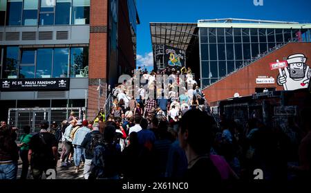 Hamburg, Deutschland. Mai 2024. Fußball: Bundesliga 2, Spieltag 33: FC St. Pauli - VfL Osnabrück im Millerntorstadion. Hamburger Fans stürmen das Stadion. Vermerk: Daniel Bockwoldt/dpa/Alamy Live News Stockfoto