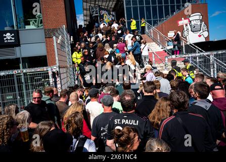 Hamburg, Deutschland. Mai 2024. Fußball: Bundesliga 2, Spieltag 33: FC St. Pauli - VfL Osnabrück im Millerntorstadion. Hamburger Fans stürmen das Stadion. Vermerk: Daniel Bockwoldt/dpa/Alamy Live News Stockfoto