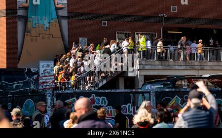 Hamburg, Deutschland. Mai 2024. Fußball: Bundesliga 2, Spieltag 33: FC St. Pauli - VfL Osnabrück im Millerntorstadion. Hamburger Fans stürmen das Stadion. Vermerk: Daniel Bockwoldt/dpa/Alamy Live News Stockfoto