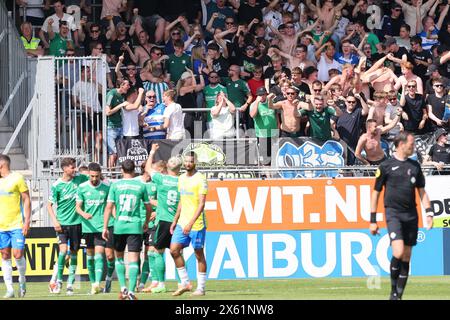 Waalwijk, Niederlande. Mai 2024. WAALWIJK, NIEDERLANDE - 12. MAI: Supporters Zwolle feiert während des niederländischen Eredivisie-Spiels zwischen RKC Waalwijk und PEC Zwolle im Mandemakers stadion am 12. Mai 2024 in Waalwijk, Niederlande. (Foto von Peter Lous/Orange Pictures) Credit: Orange Pics BV/Alamy Live News Stockfoto