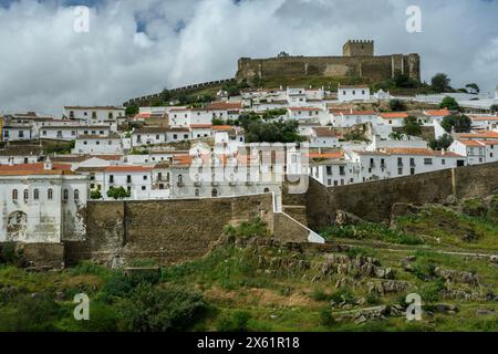 Die alte befestigte Stadt Mértola am Fluss Guadiana, Alentejo, Portugal. Stockfoto