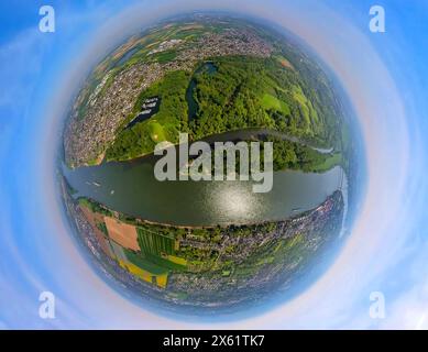 Luftbild, Fluss Sieg und Siegmündung, Fluss Rhein und Binnenschifffahrt mit Containerschiff, Diescholl Altarm der Sieg und Waldgebiet Siegaue, Ortsansicht Mondorf und Bergheim, Mondofer Hafen und Rhein-Yacht-Club Niederkassel-Mondorf e.V., Erdkugel, Fisheye Aufnahme, Fischaugen Aufnahme, 360 Grad Aufnahme, winzige Welt, kleiner Planet, Fisheye Bild, Bergheim, Troisdorf, Nordrhein-Westfalen, Deutschland ACHTUNGxMINDESTHONORARx60xEURO *** Luftaufnahme, Sieg- und Siegemündung, Rhein und Binnenschifffahrt mit Containerschiffen, Diescholl altem Siegerarm und Wald A Stockfoto