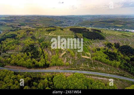 Luftbild, Waldgebiet die Höh und NSG Naturschutzgebiet großer Stein mit Bundesstraße B54, Waldschäden, Hügel und Täler mit Wohngebieten, Blick nach Burbach, Holzhausen, Burbach, Nordrhein-Westfalen, Deutschland ACHTUNGxMINDESTHONORARx60xEURO *** Luftaufnahme, Waldgebiet die Höh und Naturschutzgebiet großer Stein mit Bundesstraße B54, Waldschäden, Hügel und Täler mit Wohngebieten, Blick nach Burbach, Holzhausen, Burbach, Nordrhein-Westfalen, Deutschland ACHTUNGxMINDESTHONORARx60xEURO Stockfoto