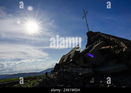 Pantabangan, Philippinen. 12. Mai 2024, Pantabangan, Pantabangan, Philippinen: Überreste der alten versunkenen Stadt Pantabangan sind an einem Stausee wieder aufgetaucht, als Folge einer schweren Dürre aufgrund der steigenden Temperaturen auf den Philippinen. Das sechste Wiederauftauchen dieser 300 Jahre alten Siedlung, die eine Kirche und mehrere Grabsteine umfasst, hat Touristen zu Besuch gezogen, nachdem der Wasserstand am Damm durch extreme Hitze abgenommen hat. verschärft durch die El-NiÃ±-o-Klimamuster, die zu einer Zunahme des Wetters in Asien und Südostasien beitragen. Quelle: ZUMA Press, Inc./Alamy Stockfoto
