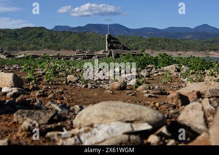 Pantabangan, Philippinen. 12. Mai 2024, Pantabangan, Pantabangan, Philippinen: Überreste der alten versunkenen Stadt Pantabangan sind an einem Stausee wieder aufgetaucht, als Folge einer schweren Dürre aufgrund der steigenden Temperaturen auf den Philippinen. Das sechste Wiederauftauchen dieser 300 Jahre alten Siedlung, die eine Kirche und mehrere Grabsteine umfasst, hat Touristen zu Besuch gezogen, nachdem der Wasserstand am Damm durch extreme Hitze abgenommen hat. verschärft durch die El-NiÃ±-o-Klimamuster, die zu einer Zunahme des Wetters in Asien und Südostasien beitragen. Quelle: ZUMA Press, Inc./Alamy Stockfoto