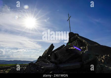 Pantabangan, Philippinen. 12. Mai 2024, Pantabangan, Pantabangan, Philippinen: Überreste der alten versunkenen Stadt Pantabangan sind an einem Stausee wieder aufgetaucht, als Folge einer schweren Dürre aufgrund der steigenden Temperaturen auf den Philippinen. Das sechste Wiederauftauchen dieser 300 Jahre alten Siedlung, die eine Kirche und mehrere Grabsteine umfasst, hat Touristen zu Besuch gezogen, nachdem der Wasserstand am Damm durch extreme Hitze abgenommen hat. verschärft durch die El-NiÃ±-o-Klimamuster, die zu einer Zunahme des Wetters in Asien und Südostasien beitragen. Quelle: ZUMA Press, Inc./Alamy Stockfoto