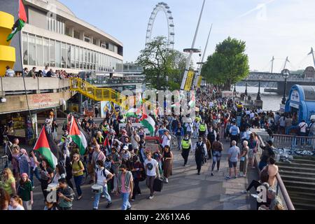 London, Großbritannien. Mai 2024. Demonstranten marschieren mit palästinensischen Flaggen in der Nähe des Southbank Centre während der Demonstration. Pro-palästinensische Demonstranten marschierten und blockierten die Waterloo-Brücke, während Israel seine Angriffe auf Gaza fortsetzt. Quelle: SOPA Images Limited/Alamy Live News Stockfoto