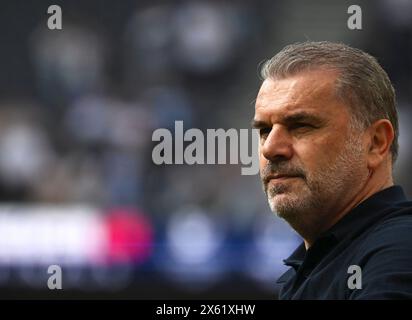 London, Großbritannien. Mai 2024. Ange Postecoglou, der Tottenham Hotspur-Manager sieht zu. Premier League-Spiel Tottenham Hotspur gegen Burnley im Tottenham Hotspur Stadium in London am Samstag, den 11. Mai 2024. Dieses Bild darf nur für redaktionelle Zwecke verwendet werden. Foto nur für redaktionelle Verwendung von Sandra Mailer/Andrew Orchard Sportfotografie/Alamy Live News Credit: Andrew Orchard Sportfotografie/Alamy Live News Stockfoto