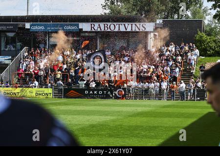 Deinze, Belgien. Mai 2024. Deinzes Fans wurden während eines Fußballspiels zwischen KMSK Deinze und Lommel SK am Sonntag, den 12. Mai 2024 in Deinze, der zweiten Liga des Halbfinales für den Aufstieg am Ende der zweiten Liga der Challenger Pro League 2023-2024 in der belgischen Meisterschaft, dargestellt. BELGA FOTO DAVID PINTENS Credit: Belga News Agency/Alamy Live News Stockfoto