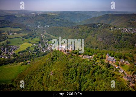 Luftbild, Renovierungsarbeiten an der Ruine der Burg Nideggen im Waldgebiet mit Fluss Rur, Höhenburg und Wahrzeichen der Nordeifel im Naturpark hohes Venn-Eifel, Kath. Kirche St. Johannes Baptist, Hügel und Täler, Nideggen, Nordrhein-Westfalen, Deutschland ACHTUNGxMINDESTHONORARx60xEURO *** Luftansicht, Sanierungsarbeiten an der Ruine von Schloss Nideggen im Waldgebiet mit der Rur, Bergburg und Wahrzeichen der Nordeifel im Naturpark hohes Venn Eifel, katholische Kirche St. Johannes Baptist, Hügel und Täler, Nideggen, Nordrhein-Westfalen, Deutschland ATTENTIONxMINDESTHONORARx6 Stockfoto