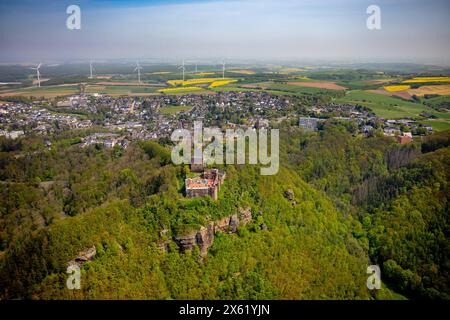 Luftbild, Renovierungsarbeiten an der Ruine der Burg Nideggen im Waldgebiet, Höhenburg und Wahrzeichen der Nordeifel im Naturpark hohes Venn-Eifel, Kath. Kirche St. Johannes Baptist, Ortsansicht Nideggen, Hügel und Täler und Windräder, Blick nach Nideggen, Brück, Nideggen, Nordrhein-Westfalen, Deutschland ACHTUNGxMINDESTHONORARx60xEURO *** Blick aus der Vogelperspektive, Renovierungsarbeiten an der Ruine des Schlosses Nideggen im Waldgebiet, Hügelburg und Wahrzeichen der Nordeifel im Naturpark hohes Venn Eifel, katholische Kirche St. John Baptist, Blick auf Nideggen, Hügel und Täler und Windräder, V Stockfoto