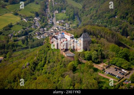 Luftbild, Renovierungsarbeiten an der Ruine der Burg Nideggen im Waldgebiet mit Fluss Rur, Höhenburg und Wahrzeichen der Nordeifel im Naturpark hohes Venn-Eifel, Hügel und Täler, Nideggen, Nordrhein-Westfalen, Deutschland ACHTUNGxMINDESTHONORARx60xEURO *** Luftbild, Renovierungsarbeiten an der Ruine der Burg Nideggen im Waldgebiet mit der Rur, Bergschloss und Wahrzeichen der Nordeifel im Naturpark hohes Venn Eifel, Hügel und Täler, Nideggen, Nordrhein-Westfalen, Deutschland ACHTUNGxMINDESTHONORARx60xEURO Stockfoto