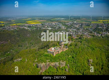 Luftbild, Renovierungsarbeiten an der Ruine der Burg Nideggen im Waldgebiet, Höhenburg und Wahrzeichen der Nordeifel im Naturpark hohes Venn-Eifel, Kath. Kirche St. Johannes Baptist, Ortsansicht Nideggen, Hügel und Täler und Windräder, Blick nach Nideggen, Brück, Nideggen, Nordrhein-Westfalen, Deutschland ACHTUNGxMINDESTHONORARx60xEURO *** Blick aus der Vogelperspektive, Renovierungsarbeiten an der Ruine des Schlosses Nideggen im Waldgebiet, Hügelburg und Wahrzeichen der Nordeifel im Naturpark hohes Venn Eifel, katholische Kirche St. John Baptist, Blick auf Nideggen, Hügel und Täler und Windräder, V Stockfoto