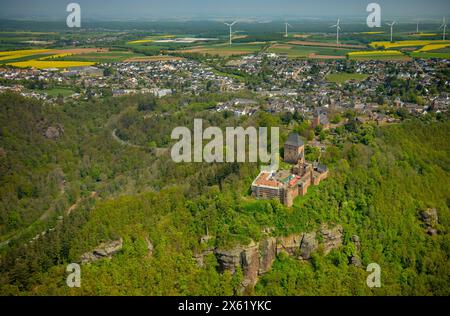 Luftbild, Renovierungsarbeiten an der Ruine der Burg Nideggen im Waldgebiet, Höhenburg und Wahrzeichen der Nordeifel im Naturpark hohes Venn-Eifel, Kath. Kirche St. Johannes Baptist, Ortsansicht Nideggen, Hügel und Täler und Windräder, Blick nach Nideggen, Brück, Nideggen, Nordrhein-Westfalen, Deutschland ACHTUNGxMINDESTHONORARx60xEURO *** Blick aus der Vogelperspektive, Renovierungsarbeiten an der Ruine des Schlosses Nideggen im Waldgebiet, Hügelburg und Wahrzeichen der Nordeifel im Naturpark hohes Venn Eifel, katholische Kirche St. John Baptist, Blick auf Nideggen, Hügel und Täler und Windräder, V Stockfoto