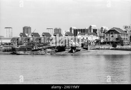 Aus dem Archiv der 1990er Jahre, schwarz-weiß-Blick über die Themse von Greenwich in Richtung Ferry Street auf der Isle of Dogs. Stockfoto