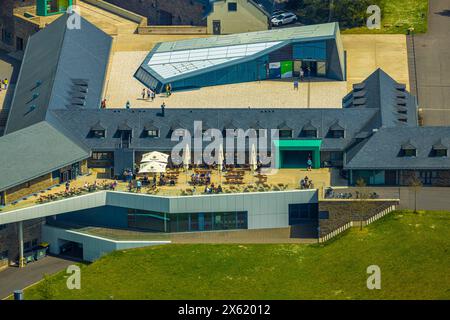 Luftbild, Vogelsang IP Gebäudekomplex und historisches Museum auf dem Berg Erpenscheid, unter Denkmalschutz stehende ehemalige NS-Ordensburg Vogelsang, Besucherzentrum, Gastronomie Besucher auf der Terrasse mit Sonnenschirmen, Morsbach, Schleiden, Nordrhein-Westfalen, Deutschland ACHTUNGxMINDESTHONORARx60xEURO *** Luftbild, Vogelsang IP Gebäudekomplex und historisches Museum auf dem Berg Erpensburg, Denkmalschutz, NS, Ordensburg, Ordensburg Besucherzentrum, Gastronomie Besucher auf der Terrasse mit Sonnenschirmen, Morsbach, Schleiden, Nordrhein-Westfalen, Deutschland ATTENTIONxMINDESTHONORARx60xEUR Stockfoto