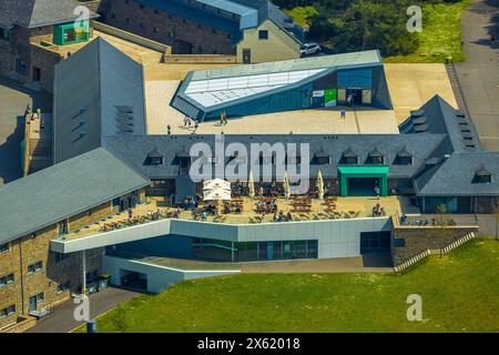 Luftbild, Vogelsang IP Gebäudekomplex und historisches Museum auf dem Berg Erpenscheid, unter Denkmalschutz stehende ehemalige NS-Ordensburg Vogelsang, Besucherzentrum, Gastronomie Besucher auf der Terrasse mit Sonnenschirmen, Morsbach, Schleiden, Nordrhein-Westfalen, Deutschland ACHTUNGxMINDESTHONORARx60xEURO *** Luftbild, Vogelsang IP Gebäudekomplex und historisches Museum auf dem Berg Erpensburg, Denkmalschutz, NS, Ordensburg, Ordensburg Besucherzentrum, Gastronomie Besucher auf der Terrasse mit Sonnenschirmen, Morsbach, Schleiden, Nordrhein-Westfalen, Deutschland ATTENTIONxMINDESTHONORARx60xEUR Stockfoto