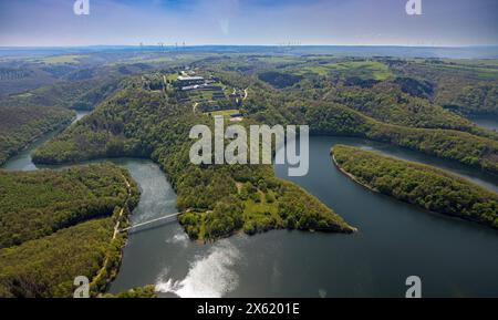 Luftbild, Vogelsang IP Gebäudekomplex und historisches Museum auf dem Berg Erpenscheid, unter Denkmalschutz stehende ehemalige NS-Ordensburg Vogelsang, Urfttalsperre und Urftsee, Waldgebiet Hügel und Täler, Nordeifel Nationalpark Eifel, Morsbach, Schleiden, Nordrhein-Westfalen, Deutschland ACHTUNGxMINDESTHONORARx60xEURO *** Luftsicht, Vogelsang IP Gebäudekomplex und historisches Museum auf dem Erpenscheid, denkmalgeschütztes ehemaliges NS Ordensburg Vogelsang, Urfttalsperre und Urftsee, Waldgebiet Hügel und Täler, Nordeifel Nationalpark Eifel, Morsbach, Schleiden, Nordrhein-Westfalen, Deutschland ATT Stockfoto