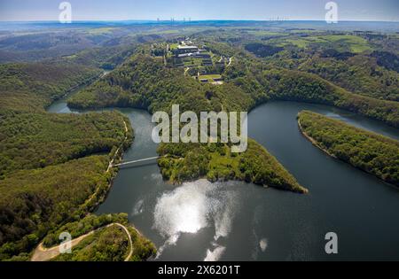 Luftbild, Vogelsang IP Gebäudekomplex und historisches Museum auf dem Berg Erpenscheid, unter Denkmalschutz stehende ehemalige NS-Ordensburg Vogelsang, Urfttalsperre und Urftsee, Waldgebiet Hügel und Täler, Nordeifel Nationalpark Eifel, Morsbach, Schleiden, Nordrhein-Westfalen, Deutschland ACHTUNGxMINDESTHONORARx60xEURO *** Luftsicht, Vogelsang IP Gebäudekomplex und historisches Museum auf dem Erpenscheid, denkmalgeschütztes ehemaliges NS Ordensburg Vogelsang, Urfttalsperre und Urftsee, Waldgebiet Hügel und Täler, Nordeifel Nationalpark Eifel, Morsbach, Schleiden, Nordrhein-Westfalen, Deutschland ATT Stockfoto