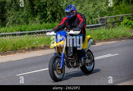 Milton Keynes, Großbritannien - 11. Mai 2024: 2006 gelbes Husqvarna SM610S Motorrad auf einer britischen Straße Stockfoto