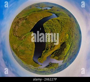 AUFZEICHNUNGSDATUM NICHT ANGEGEBEN Luftbild, Erdkugel, Fisheye Aufnahme, Fischaugen Aufnahme, 360 Grad Aufnahme, winzige Welt, kleiner Planet, Fischaugenbild, Fluss Rur und Obersee Rursee im Waldgebiet, Ausflugsschiff, Nordeifel Nationalpark Eifel, Rurberg, Simmerath, Nordrhein-Westfalen, Deutschland ACHTUNGxMINDESTHONORARx60xEURO *** Luftaufnahme, Erdkugel, Fischaugenbild, 360°-Bild, winzige Welt, kleiner Planet, Fischaugenbild, Rur und oberer Rursee im Waldgebiet, Ausflugsboot, Nationalpark Nordeifel Eifel, Rurberg, Simmerath, Nordrhein-Westfalen, Deutschland ATTENTIONxMINDESTHONORARx6 Stockfoto