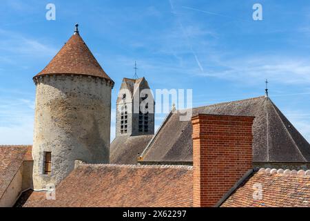 Schloss Blandy les Tours im Departement seine-et-Marne bei Paris, Frankreich. Blick aus der Vogelperspektive auf den Nordturm mit Blandy Church im Hintergrund. Stockfoto