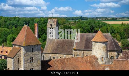 Schloss Blandy les Tours im Departement seine-et-Marne bei Paris, Frankreich. Blick aus der Vogelperspektive auf den Norden und den Square Tower mit Blandy Church Stockfoto