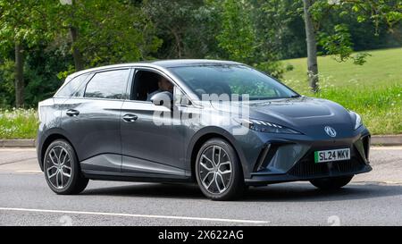 Milton Keynes, UK - 11. Mai 2024: 2024 MG 4 Trophy Elektroauto fährt auf einer britischen Straße Stockfoto