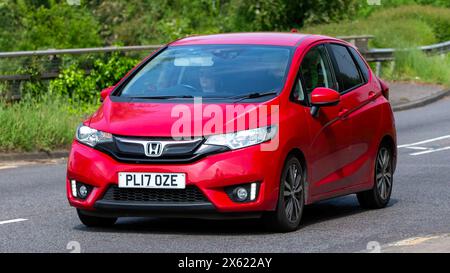 Milton Keynes, Großbritannien - 11. Mai 2024: 2017 rote Honda Jazz Car fährt auf einer britischen Straße Stockfoto