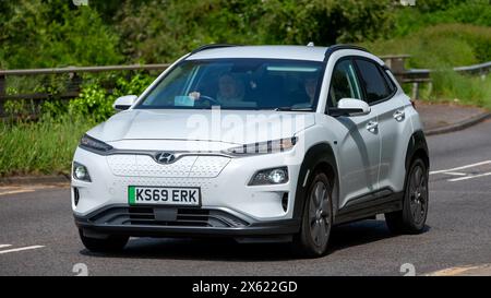 Milton Keynes, UK - 11. Mai 2024: 2020 weißes Hyundai Kona Elektroauto fährt auf einer britischen Straße Stockfoto